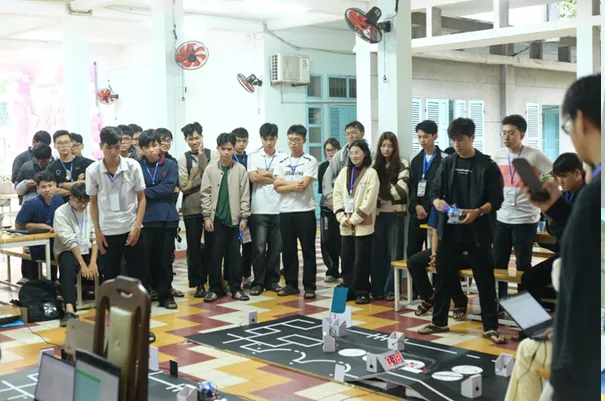 Các đội thi điều khiển robot trên sa bàn tại ETE-AUTORACE 2025