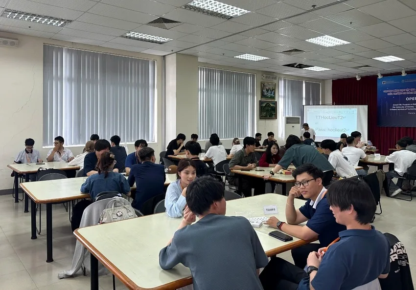 Sinh viên các nhóm làm việc trong lớp học tại gPBL 2026