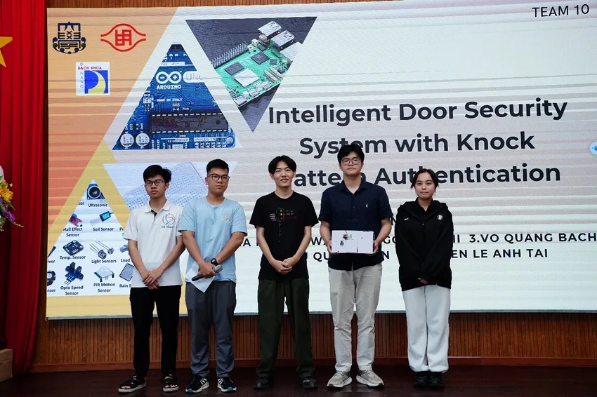 Nhóm sinh viên trình bày dự án Intelligent Door Security System