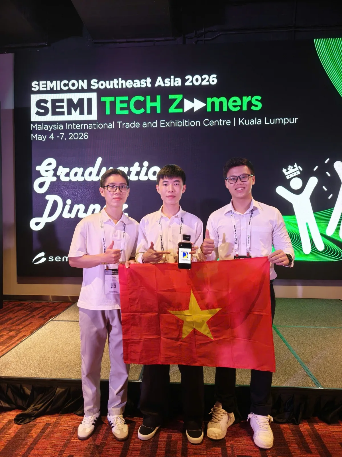 Ba sinh viên của khoa tại lễ tốt nghiệp chương trình SEMICON