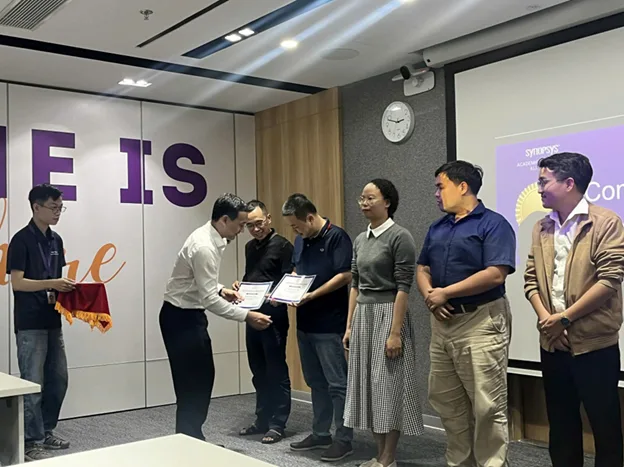 Giảng viên khoa trao đổi tại văn phòng Synopsys Đà Nẵng
